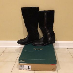 Clarks Women’s size 10 black suede zip up boots.